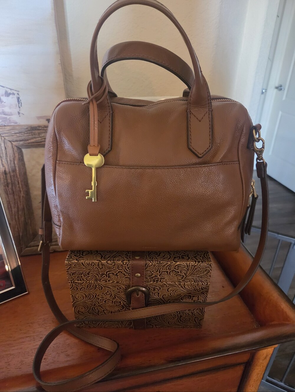 FOSSIL "FIONA" MED.BROWN LEATHER SATCHEL/CB WITH KEY CHARM
